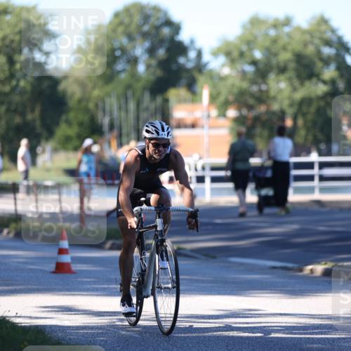 17.08.2025 - KN Förde Triathlon 2025 Yannick Fuchs http://msf.ph/oto/8629006 17.08.2025 15:23:25 Radfahren  meine-sportfotos.de