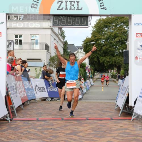 31.08.2025 - 21. Blankeneser Heldenlauf Strokosch-Dieckow http://msf.ph/oto/8640336 31.08.2025 09:41:02 Ziel 1056, 1121, 1137, 1062 meine-sportfotos.de