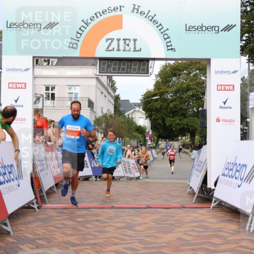 31.08.2025 - 21. Blankeneser Heldenlauf Strokosch-Dieckow http://msf.ph/oto/8641907 31.08.2025 09:39:02 Ziel 1143, 1049 meine-sportfotos.de