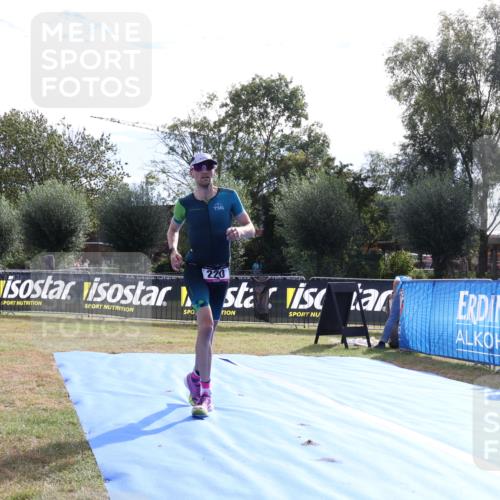 31.08.2025 - Elbe Triathlon Hamburg Strokosch-Dieckow http://msf.ph/oto/8650334 31.08.2025 10:11:38 Ziel 220 meine-sportfotos.de