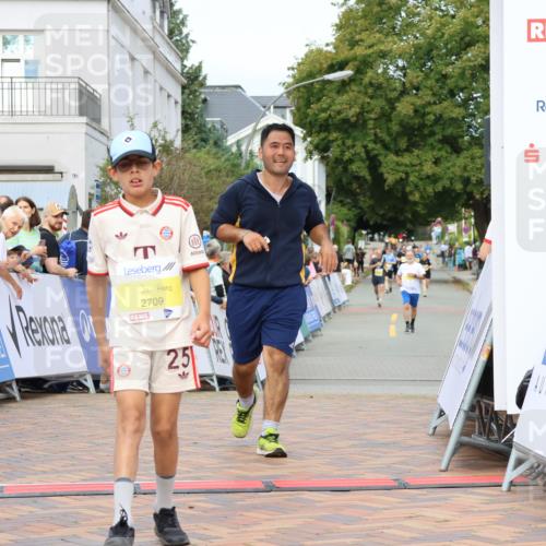 31.08.2025 - 21. Blankeneser Heldenlauf Strokosch-Dieckow http://msf.ph/oto/8658124 31.08.2025 10:27:32 Ziel 2715, 2463, 2725, 2533, 2709 meine-sportfotos.de