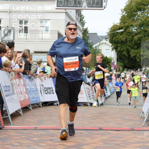31.08.2025 - 21. Blankeneser Heldenlauf Strokosch-Dieckow http://msf.ph/oto/8658334 31.08.2025 10:27:05 Ziel 1101, 2468, 2393, 2205, 2521 meine-sportfotos.de