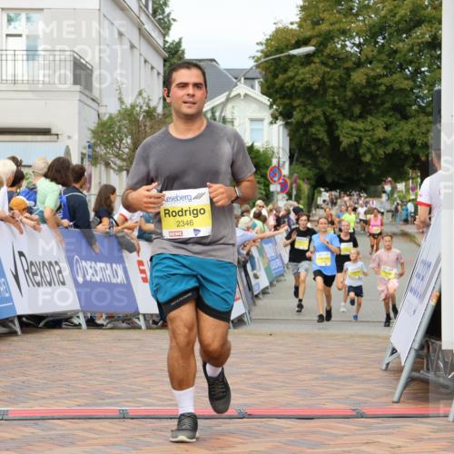 31.08.2025 - 21. Blankeneser Heldenlauf Strokosch-Dieckow http://msf.ph/oto/8659695 31.08.2025 10:28:48 Ziel 2346, 2697, 2700, 2387 meine-sportfotos.de