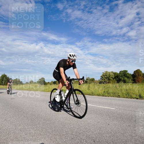 31.08.2025 - Elbe Triathlon Hamburg Michael Burmester http://msf.ph/oto/8662474 31.08.2025 09:22:36 Radfahren 166, 181, 193, 195, 304, 391, 430, 479, 557, 614, 834 meine-sportfotos.de