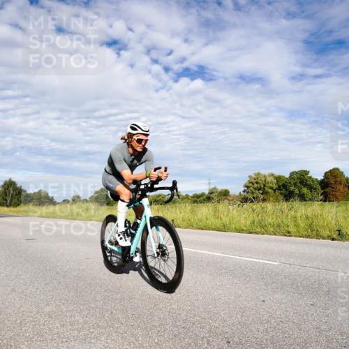 31.08.2025 - Elbe Triathlon Hamburg Michael Burmester http://msf.ph/oto/8663460 31.08.2025 09:38:00 Radfahren 252, 304, 335, 391, 405, 435, 540, 551, 554, 854 meine-sportfotos.de