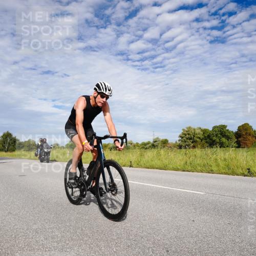 31.08.2025 - Elbe Triathlon Hamburg Michael Burmester http://msf.ph/oto/8665032 31.08.2025 10:03:00 Radfahren 428, 495, 588, 618, 682, 696, 727, 739, 834, 850, 912 meine-sportfotos.de