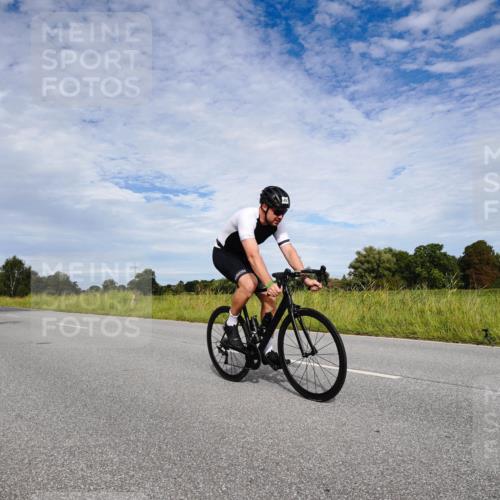 31.08.2025 - Elbe Triathlon Hamburg Michael Burmester http://msf.ph/oto/8665415 31.08.2025 10:10:44 Radfahren 497, 653, 893, 929 meine-sportfotos.de
