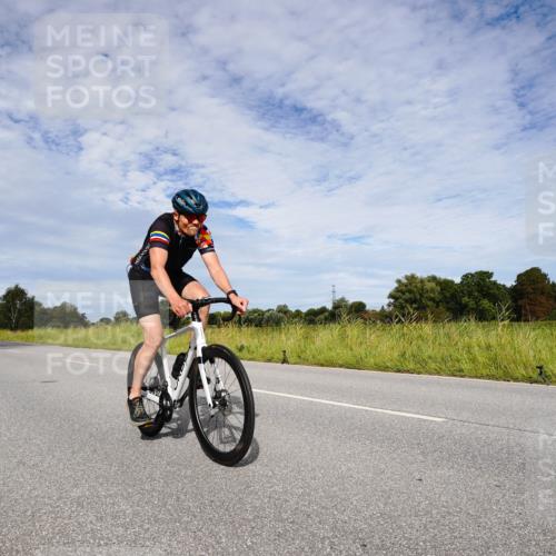 31.08.2025 - Elbe Triathlon Hamburg Michael Burmester http://msf.ph/oto/8665721 31.08.2025 10:17:41 Radfahren 569, 823, 825 meine-sportfotos.de