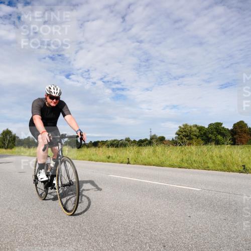 31.08.2025 - Elbe Triathlon Hamburg Michael Burmester http://msf.ph/oto/8666145 31.08.2025 10:24:42 Radfahren 594, 677, 863, 979, 994, 1075, 1080, 1092 meine-sportfotos.de