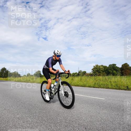 31.08.2025 - Elbe Triathlon Hamburg Michael Burmester http://msf.ph/oto/8666367 31.08.2025 10:28:59 Radfahren 881, 884 meine-sportfotos.de