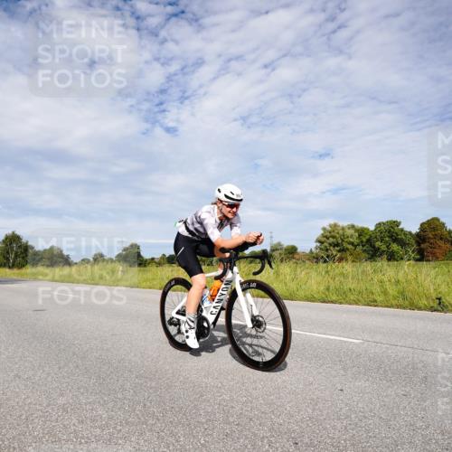 31.08.2025 - Elbe Triathlon Hamburg Michael Burmester http://msf.ph/oto/8666463 31.08.2025 10:30:58 Radfahren 864 meine-sportfotos.de