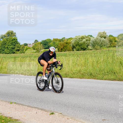 31.08.2025 - Elbe Triathlon Hamburg Michael Burmester http://msf.ph/oto/8670032 31.08.2025 09:57:24 Radfahren 490, 648, 665, 722, 813, 851, 887 meine-sportfotos.de