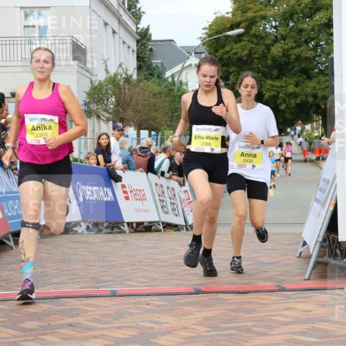 31.08.2025 - 21. Blankeneser Heldenlauf Strokosch-Dieckow http://msf.ph/oto/8670444 31.08.2025 10:33:14 Ziel 2304, 2433, 2388, 2430 meine-sportfotos.de