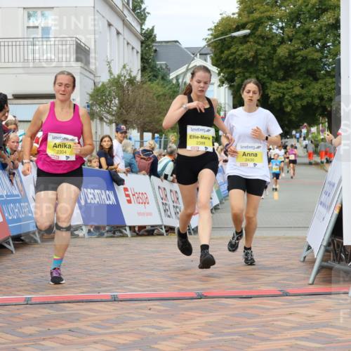 31.08.2025 - 21. Blankeneser Heldenlauf Strokosch-Dieckow http://msf.ph/oto/8670490 31.08.2025 10:33:14 Ziel 2304, 2433, 2388, 2430 meine-sportfotos.de
