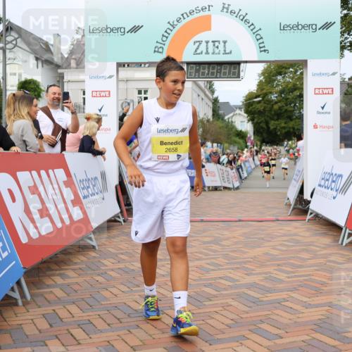 31.08.2025 - 21. Blankeneser Heldenlauf Strokosch-Dieckow http://msf.ph/oto/8670580 31.08.2025 10:33:07 Ziel 2104, 2122, 2433, 2658 meine-sportfotos.de