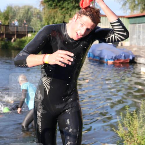 31.08.2025 - Elbe Triathlon Hamburg Luisa Fischer http://msf.ph/oto/8670905 31.08.2025 08:27:39 Schwimmen 210, 224, 243 meine-sportfotos.de