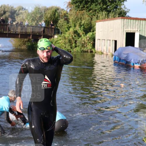 31.08.2025 - Elbe Triathlon Hamburg Luisa Fischer http://msf.ph/oto/8670925 31.08.2025 08:27:44 Schwimmen 224, 243 meine-sportfotos.de