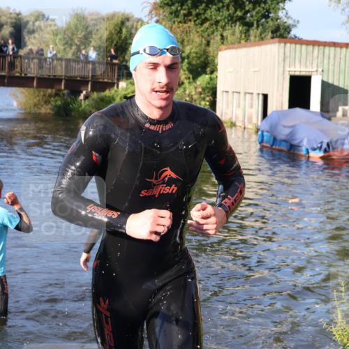 31.08.2025 - Elbe Triathlon Hamburg Luisa Fischer http://msf.ph/oto/8670948 31.08.2025 08:27:47 Schwimmen 224, 243 meine-sportfotos.de