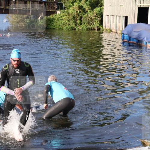 31.08.2025 - Elbe Triathlon Hamburg Luisa Fischer http://msf.ph/oto/8670988 31.08.2025 08:28:25 Schwimmen 196, 206 meine-sportfotos.de