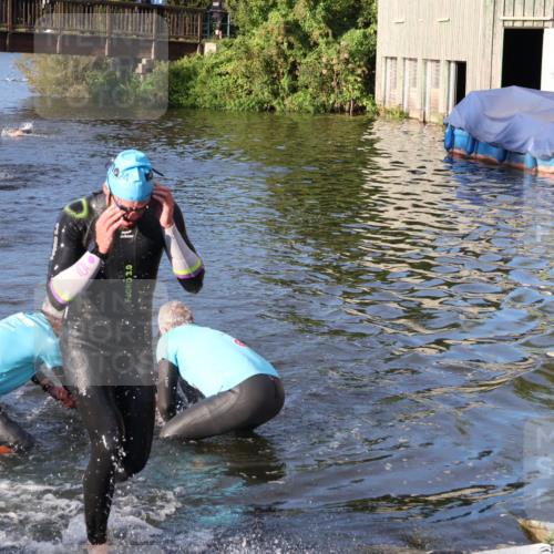 31.08.2025 - Elbe Triathlon Hamburg Luisa Fischer http://msf.ph/oto/8670993 31.08.2025 08:28:25 Schwimmen 196, 206 meine-sportfotos.de