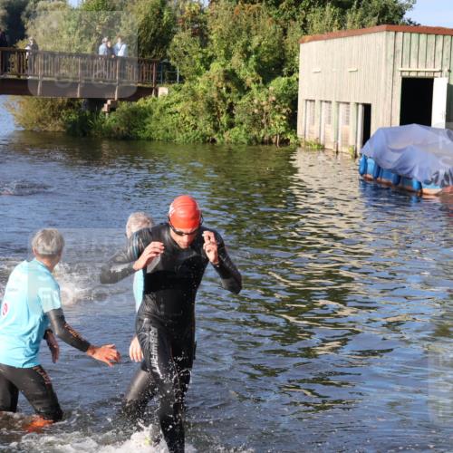 31.08.2025 - Elbe Triathlon Hamburg Luisa Fischer http://msf.ph/oto/8671041 31.08.2025 08:28:36 Schwimmen 186, 205 meine-sportfotos.de