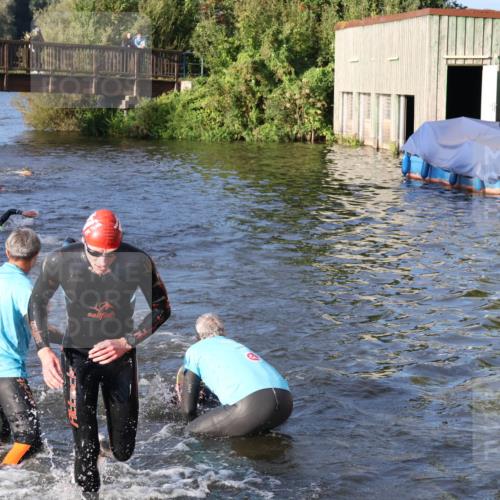 31.08.2025 - Elbe Triathlon Hamburg Luisa Fischer http://msf.ph/oto/8671306 31.08.2025 08:30:17 Schwimmen 187, 242 meine-sportfotos.de