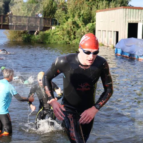 31.08.2025 - Elbe Triathlon Hamburg Luisa Fischer http://msf.ph/oto/8671316 31.08.2025 08:30:18 Schwimmen 187, 242 meine-sportfotos.de