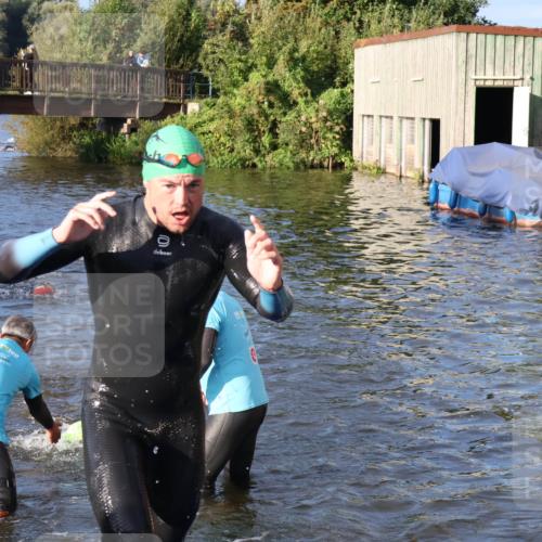 31.08.2025 - Elbe Triathlon Hamburg Luisa Fischer http://msf.ph/oto/8671359 31.08.2025 08:30:29 Schwimmen 220, 223 meine-sportfotos.de