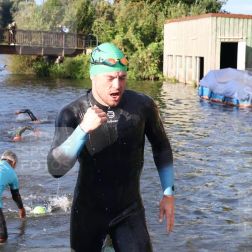 31.08.2025 - Elbe Triathlon Hamburg Luisa Fischer http://msf.ph/oto/8671362 31.08.2025 08:30:30 Schwimmen 220, 223 meine-sportfotos.de