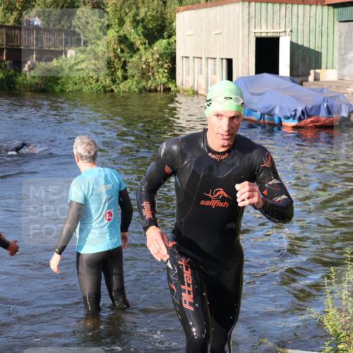 31.08.2025 - Elbe Triathlon Hamburg Luisa Fischer http://msf.ph/oto/8671514 31.08.2025 08:31:23 Schwimmen 219 meine-sportfotos.de