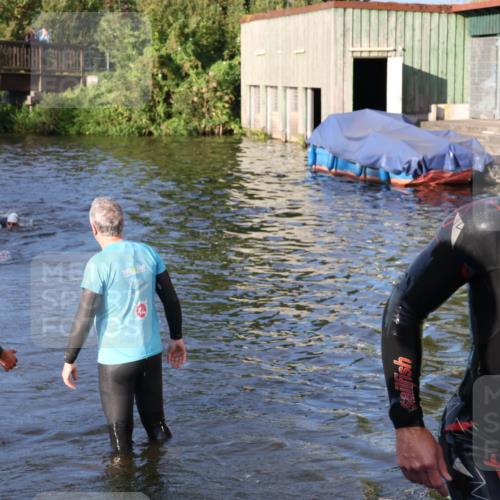 31.08.2025 - Elbe Triathlon Hamburg Luisa Fischer http://msf.ph/oto/8671521 31.08.2025 08:31:23 Schwimmen 219 meine-sportfotos.de