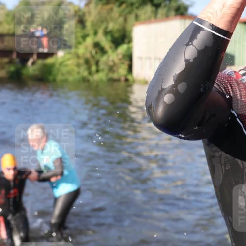 31.08.2025 - Elbe Triathlon Hamburg Luisa Fischer http://msf.ph/oto/8671597 31.08.2025 08:31:44 Schwimmen 182, 189, 207, 208, 211, 227 meine-sportfotos.de