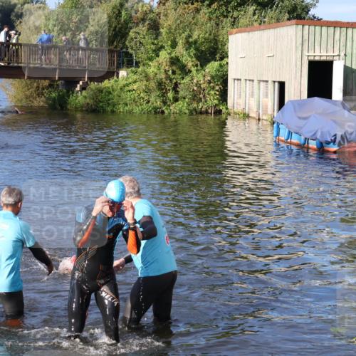 31.08.2025 - Elbe Triathlon Hamburg Luisa Fischer http://msf.ph/oto/8671934 31.08.2025 08:33:32 Schwimmen 195, 198 meine-sportfotos.de