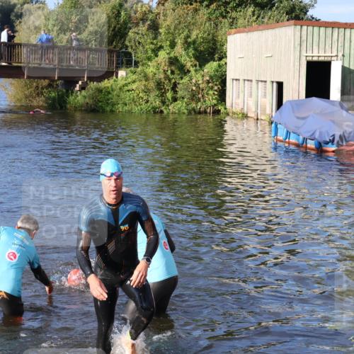 31.08.2025 - Elbe Triathlon Hamburg Luisa Fischer http://msf.ph/oto/8671942 31.08.2025 08:33:33 Schwimmen 195, 198 meine-sportfotos.de
