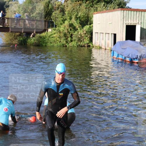 31.08.2025 - Elbe Triathlon Hamburg Luisa Fischer http://msf.ph/oto/8671948 31.08.2025 08:33:34 Schwimmen 195, 198 meine-sportfotos.de
