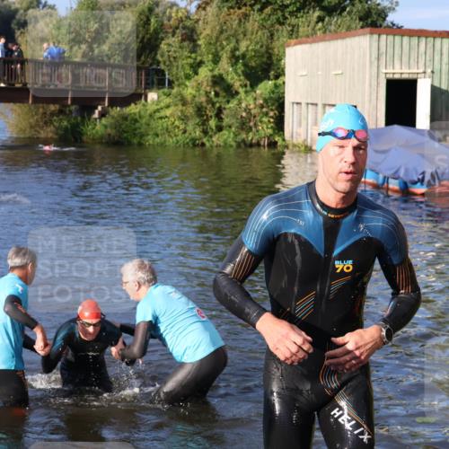 31.08.2025 - Elbe Triathlon Hamburg Luisa Fischer http://msf.ph/oto/8671960 31.08.2025 08:33:36 Schwimmen 195, 198 meine-sportfotos.de