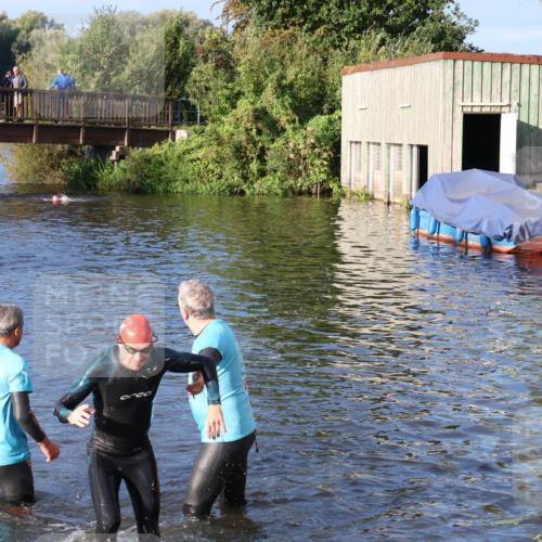 31.08.2025 - Elbe Triathlon Hamburg Luisa Fischer http://msf.ph/oto/8671975 31.08.2025 08:33:37 Schwimmen 195, 198 meine-sportfotos.de