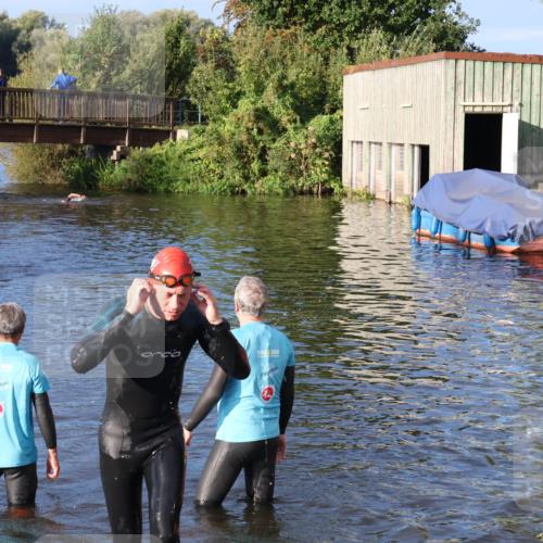 31.08.2025 - Elbe Triathlon Hamburg Luisa Fischer http://msf.ph/oto/8671989 31.08.2025 08:33:39 Schwimmen 195, 198 meine-sportfotos.de