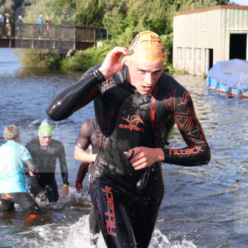 31.08.2025 - Elbe Triathlon Hamburg Luisa Fischer http://msf.ph/oto/8672084 31.08.2025 08:34:25 Schwimmen 175, 177, 193, 199, 239 meine-sportfotos.de
