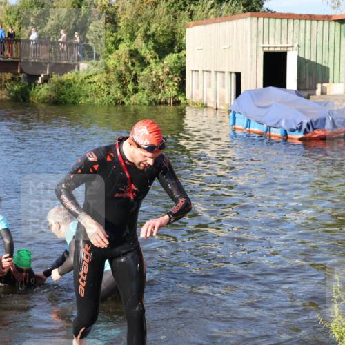 31.08.2025 - Elbe Triathlon Hamburg Luisa Fischer http://msf.ph/oto/8672258 31.08.2025 08:34:49 Schwimmen 176, 197, 213 meine-sportfotos.de