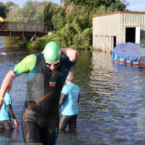 31.08.2025 - Elbe Triathlon Hamburg Luisa Fischer http://msf.ph/oto/8672422 31.08.2025 08:35:56 Schwimmen 222 meine-sportfotos.de