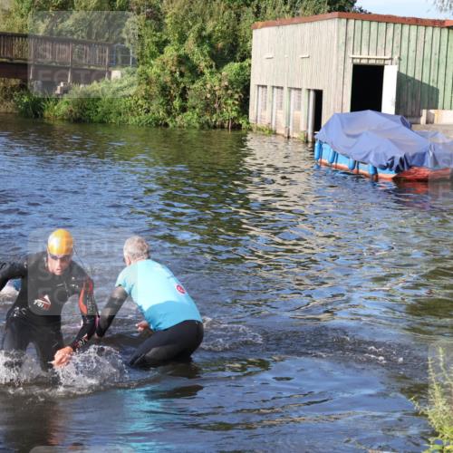 31.08.2025 - Elbe Triathlon Hamburg Luisa Fischer http://msf.ph/oto/8672482 31.08.2025 08:36:54 Schwimmen 165, 353, 355 meine-sportfotos.de