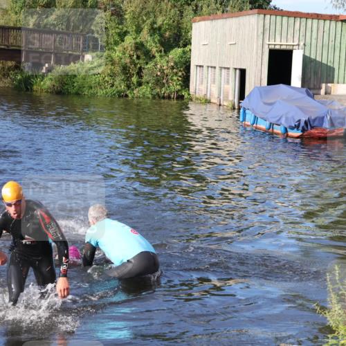 31.08.2025 - Elbe Triathlon Hamburg Luisa Fischer http://msf.ph/oto/8672483 31.08.2025 08:36:55 Schwimmen 165, 170, 353, 355 meine-sportfotos.de