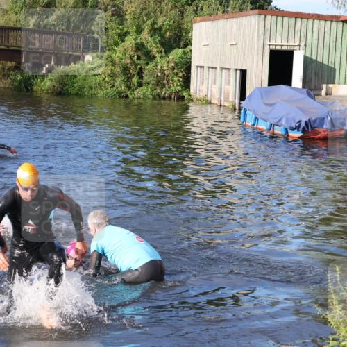 31.08.2025 - Elbe Triathlon Hamburg Luisa Fischer http://msf.ph/oto/8672487 31.08.2025 08:36:55 Schwimmen 165, 170, 353, 355 meine-sportfotos.de