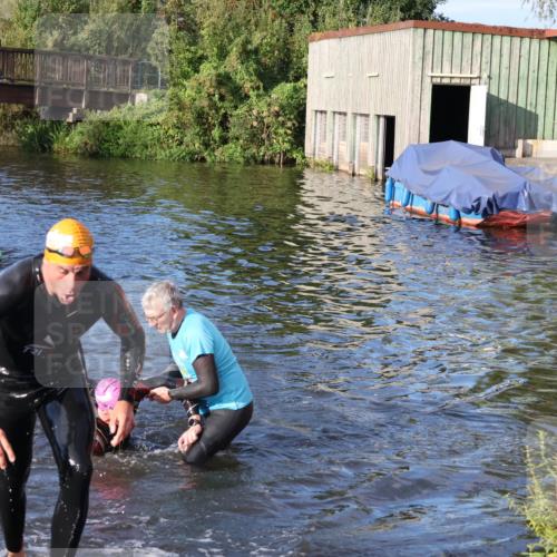 31.08.2025 - Elbe Triathlon Hamburg Luisa Fischer http://msf.ph/oto/8672497 31.08.2025 08:36:56 Schwimmen 165, 170, 353, 355 meine-sportfotos.de