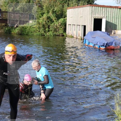 31.08.2025 - Elbe Triathlon Hamburg Luisa Fischer http://msf.ph/oto/8672500 31.08.2025 08:36:57 Schwimmen 165, 170, 353, 355 meine-sportfotos.de