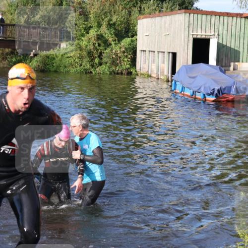 31.08.2025 - Elbe Triathlon Hamburg Luisa Fischer http://msf.ph/oto/8672503 31.08.2025 08:36:57 Schwimmen 165, 170, 353, 355 meine-sportfotos.de