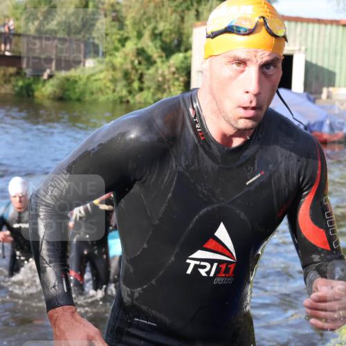 31.08.2025 - Elbe Triathlon Hamburg Luisa Fischer http://msf.ph/oto/8672510 31.08.2025 08:36:58 Schwimmen 165, 170, 353, 355 meine-sportfotos.de
