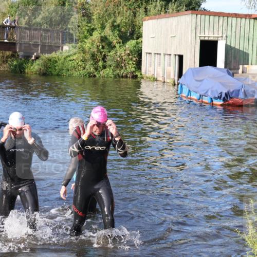 31.08.2025 - Elbe Triathlon Hamburg Luisa Fischer http://msf.ph/oto/8672520 31.08.2025 08:36:59 Schwimmen 165, 170, 353, 355 meine-sportfotos.de
