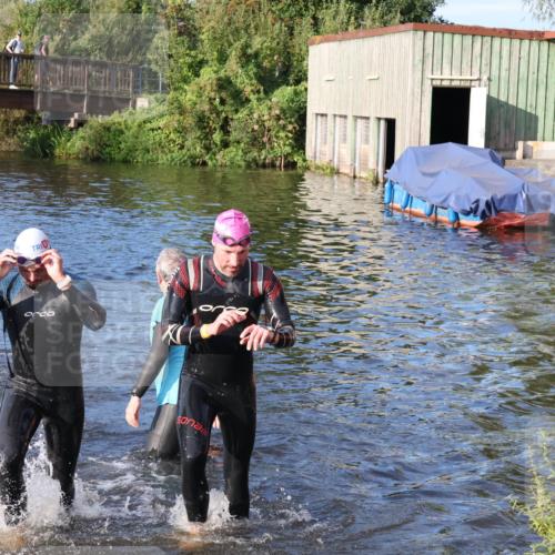 31.08.2025 - Elbe Triathlon Hamburg Luisa Fischer http://msf.ph/oto/8672522 31.08.2025 08:36:59 Schwimmen 165, 170, 353, 355 meine-sportfotos.de